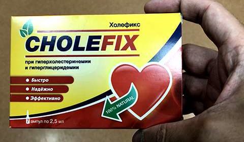 Упаковка препарата Холефикс в руках у покупателя