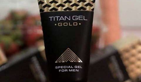 Гель Titan Gel Gold в руках покупателя